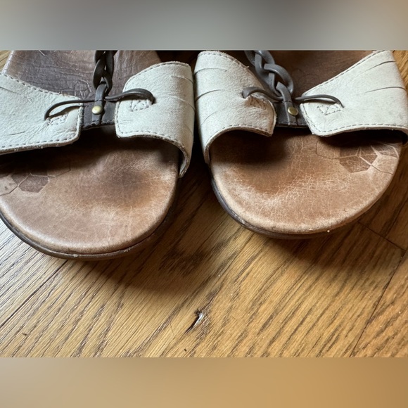 Merrell cream and brown leather sandals with back strap - Picture 3 of 12